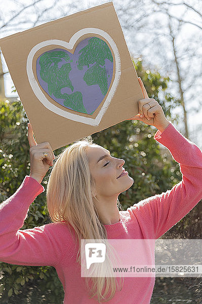 Frau protestiert gegen den Klimawandel