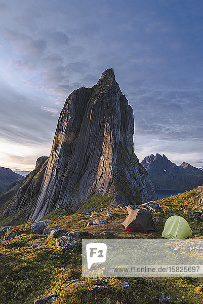 Norwegen  Senja  Zwei Zelte in der Nähe des Berges Segla bei Sonnenuntergang