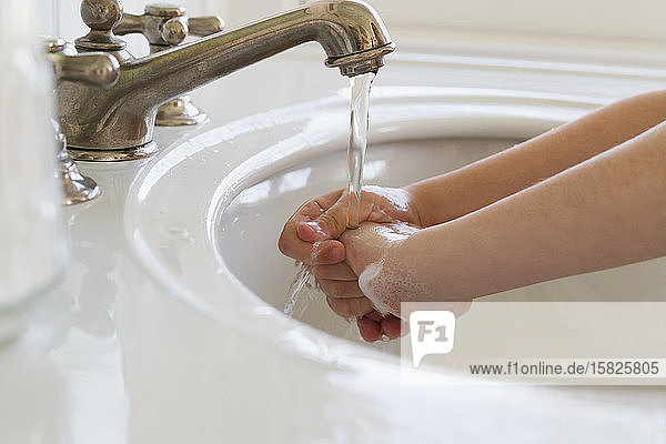 NahaufnahmeÂ eines Mädchens (6-7) beim Händewaschen