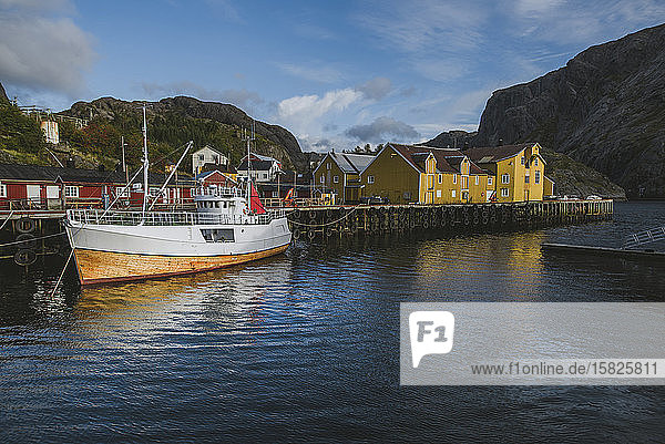 Norwegen  Lofoten-Inseln  Nusfjord  Fischerboot im Hafen eines traditionellen Fischerdorfes
