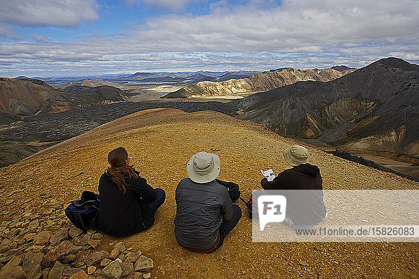 drei Freunde bewundern die Aussicht in Landmannalaugar