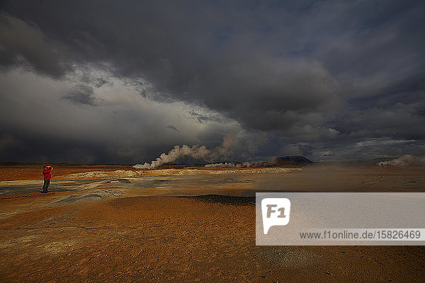 dramatischer Himmel über dem geothermischen Gebiet Namaskard