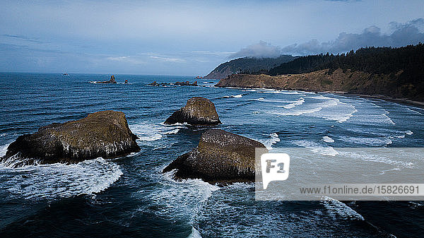 Oregons geheimnisvolle und unheimliche Küste birgt viele Felsen