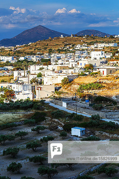 Das Dorf Triovasalos auf der Insel Milos in Griechenland.