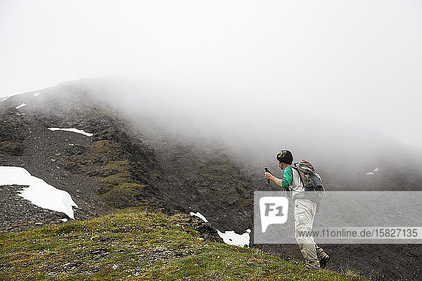 Mann wandert Bergkamm in Richtung Cooper Mountain  Kenai-Halbinsel  Alaska