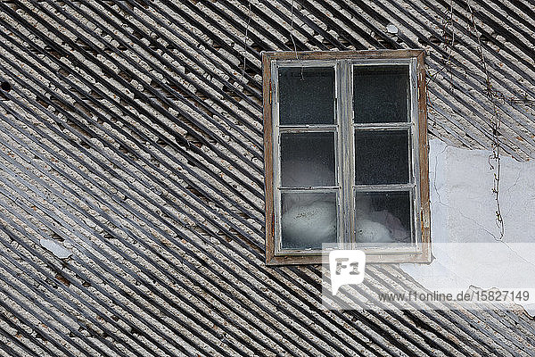 Fenster eines alten Hauses im Dorf Spania Dolina in der Nordslowakei.