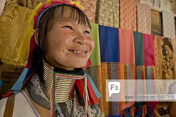 Karen Long Neck lächelnde Frau im Souvenirladen