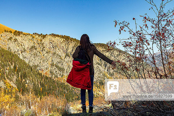Reisende Mädchen im Hintergrund der Berge