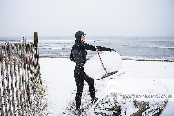 Frau geht im Winterschnee surfen