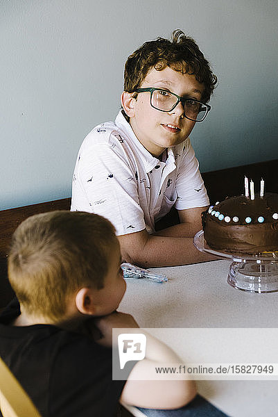 Schokoladenkuchen zwischen den Geburtstagsfeiern mit Hilfe seines Neffen.