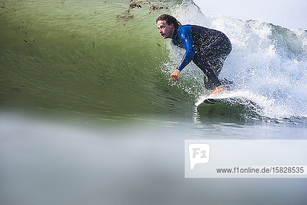 Mann surft im Sommer in Rhode Island