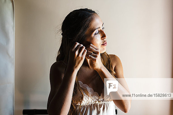 Porträt einer schönen Braut  die einen Ohrring trägt