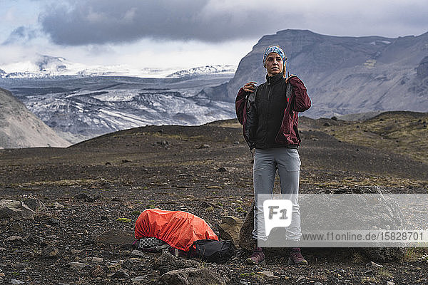 Backpacker schichten sich auf  um Sturm im isländischen Hochland zu vermeiden