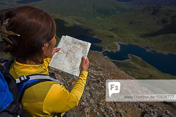 Frau liest eine Karte auf dem Berg Snowdonia