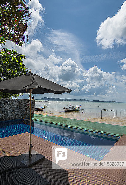 Pool am Strand eines Luxusresorts in Phuket / Thailand