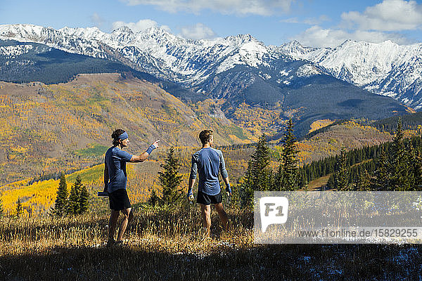 Männer beim Trail Run betrachten die Gore Range Mountains von Vail  Colorado aus