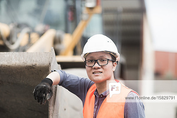 junger Arbeiter in einer Betonfabrik