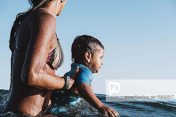 Intimes Porträt von Mutter und kleinem Sohn auf See