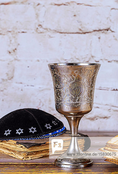 Religiöse jüdische Gegenstände  Kiddusch-Cup  Kippah  Matze