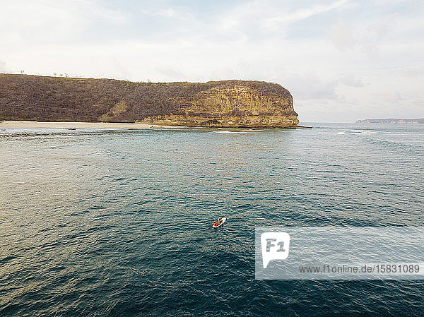Luftaufnahme eines Surfers im Indischen Ozean bei der Insel Lombok