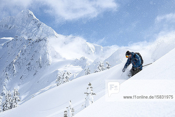 Mann beim Skilanglauf im Hinterland am Mt. Baker  Washington