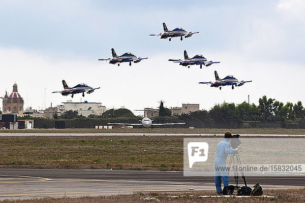 Kameramann filmt eine Kunstflugstaffel bei der Landung auf dem Flugplatz Luqa in Malta