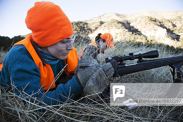Zwei Jägerinnen bereiten ihre Gewehre zum Elchschießen in Colorado vor