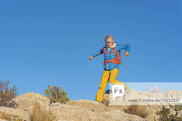 Eine Frau beim Wandern im Hochland  Berg El Divino  Costa Blanca
