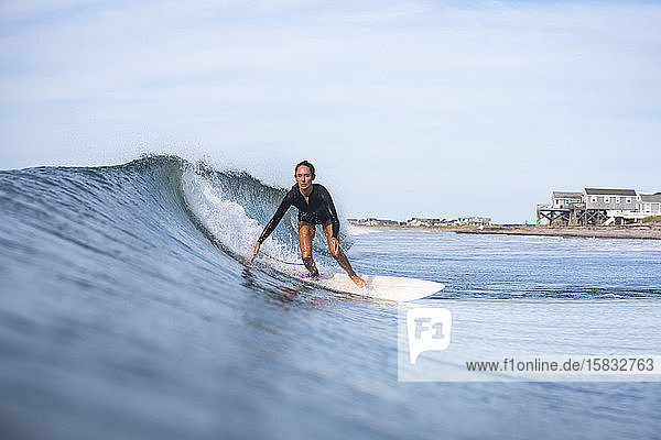 Frau beim Surfen im Sommer in Rhode Island