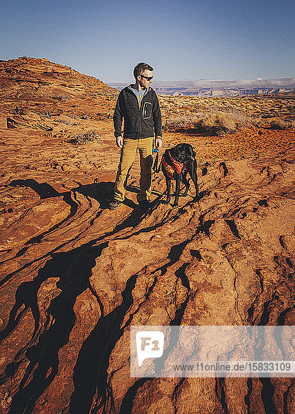 Ein Mann mit einem Hund steht in der Nähe von Horseshoe Bend  Arizona