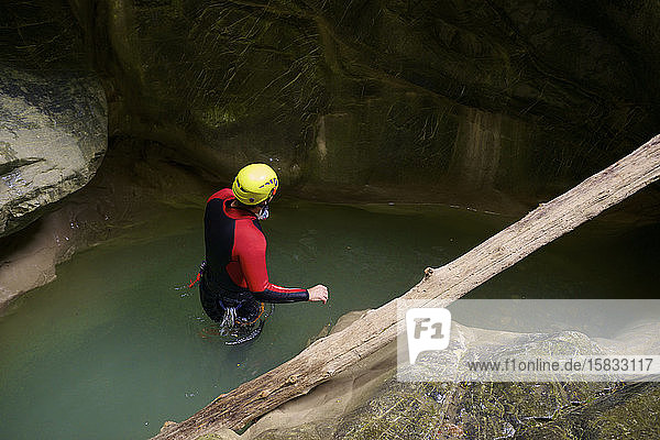 Canyoning Gloces Canyon in den Pyrenäen.