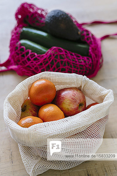 Umweltfreundliche und wiederverwendbare Einkaufsnetztasche mit Obst und Gemüse