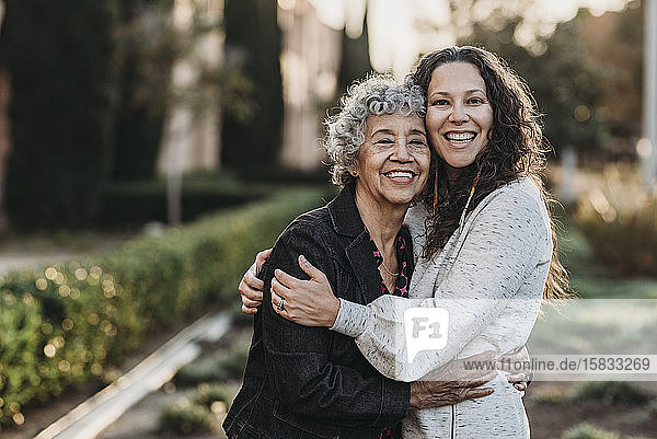 Porträt einer aktiven älteren Großmutter und einer erwachsenen Tochter lächelnd