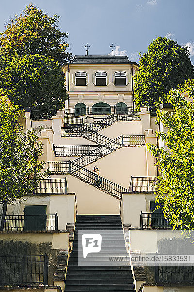 Frau geht die Treppe hinauf bei FÃ¼rstenberg Garten  Prag  Tschechisch