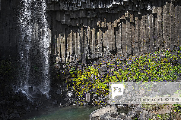 der Wasserfall Svatifoss im Skaftafell-Nationalpark in Südisland