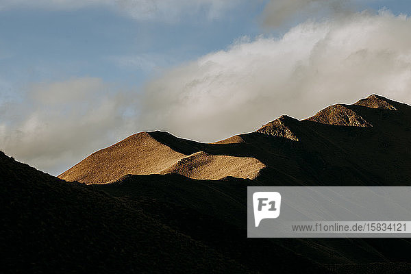Berg glüht mit dramatischem Sonnenlicht  Lindis-Pass  Neuseeland