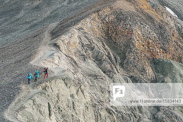 Drei Wanderer drängen zum Gipfel auf Brennisteinsalda