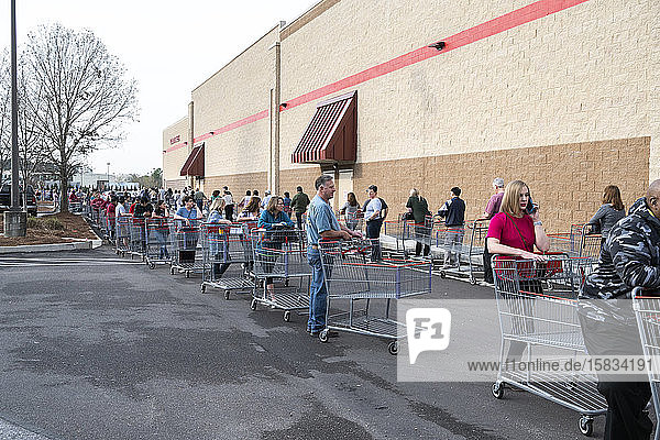 Kunden  die bei der Eröffnung eines Costco-Geschäfts in der Schlange stehen. Alabama.