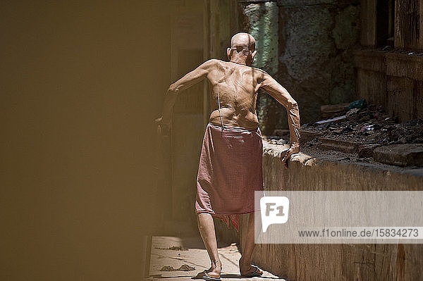 Alter Mann geht in den Straßen von Varanasi