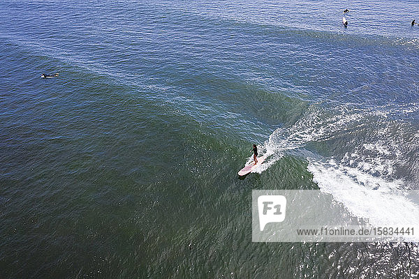 Luftaufnahme einer Frau beim Surfen im Sommer
