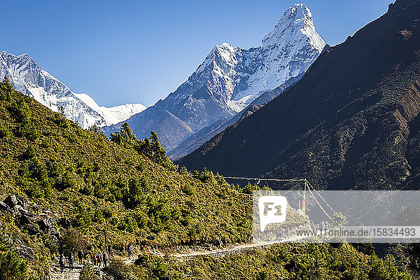 Trekking entlang des Everest-Basecamp-Wanderweges in Nepal in Richtung Ama Dablam