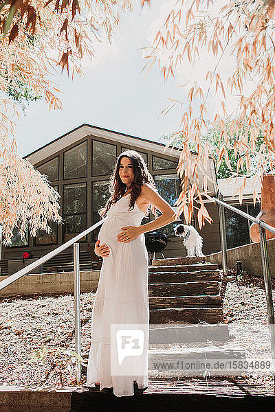 Schwangere Frau weißes Kleid außen