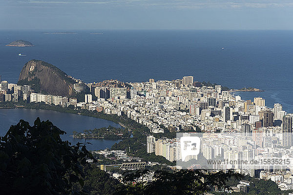 Blick auf See und Stadt mit Bergen und Meer vom Tijuca-Wald aus gesehen