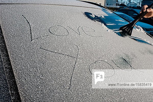 Ich liebe Ihre Botschaft auf der Windschutzscheibe eines frostigen Autos im Winter