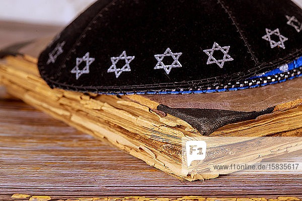 Orthodoxe Juden beten Schal Tallit und Kippa jüdisches religiöses Symbol