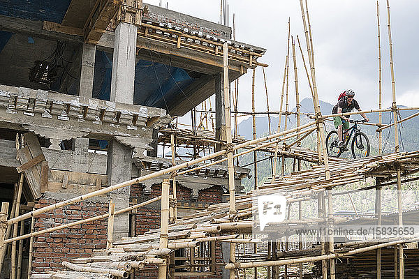 Mann fährt Mountainbike in Bhutan