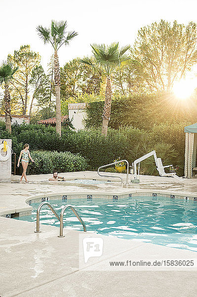Mann und Kind entspannen sich an einem sonnigen Abend am Pool in Arizona