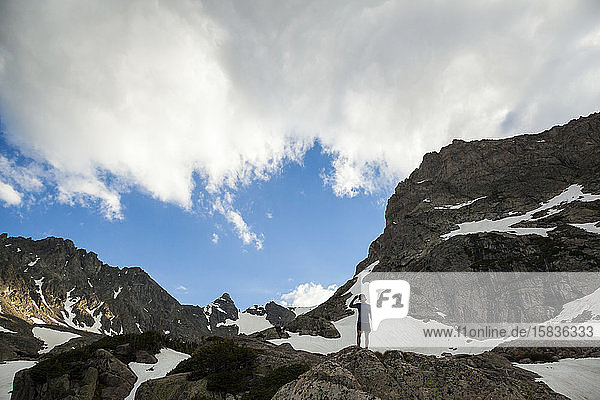 Mann ruht auf Felsen auf Wanderweg in Indian Peaks Wilderness  Colorado