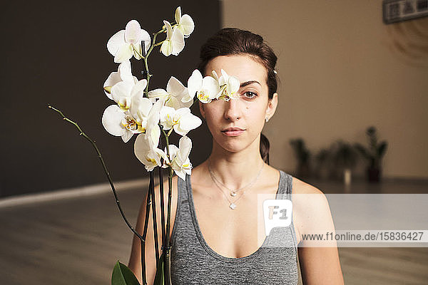 junge Frau 30 Jahre alt mit Blumen und Blumentöpfen