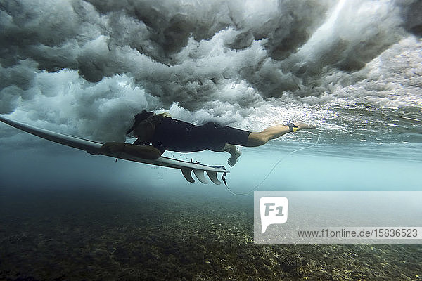 Unterwasser-Ansicht eines Surfers